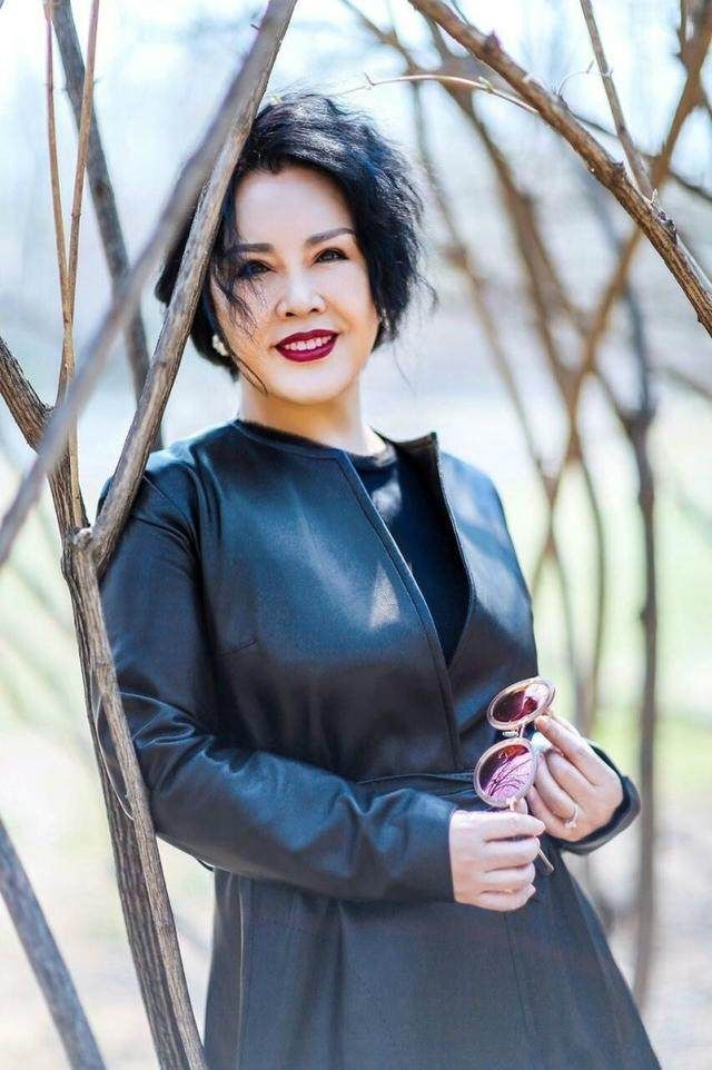 60岁潘长江一家近照曝光,老婆肤白貌美,女儿颜值爆表不像他!