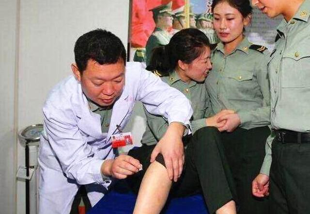 女兵入伍体检必须经过这2项极隐私检查,女军官直接用手让人羞耻