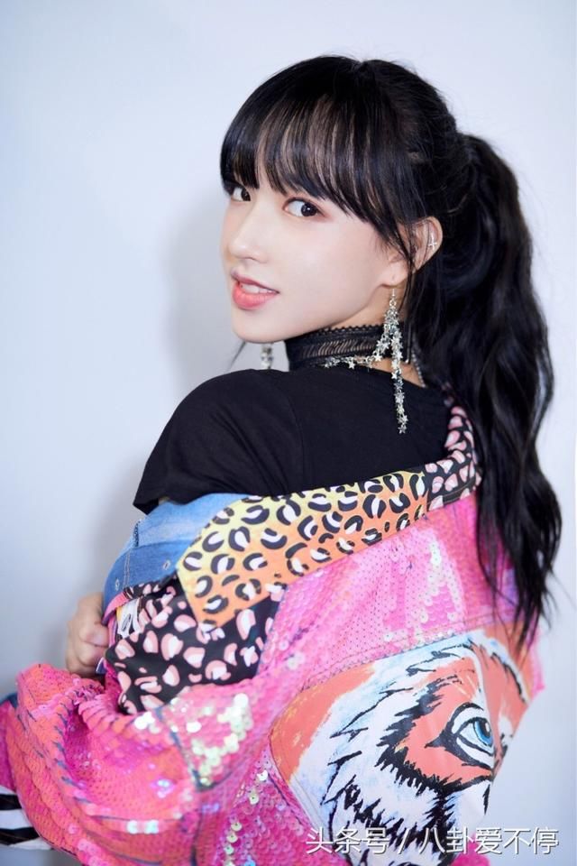 火箭少女和沈月、费启鸣合影!沈月成了最美的