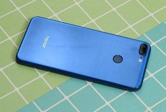 华为颜值最高的一部千元机,1300万+64G+2.5D