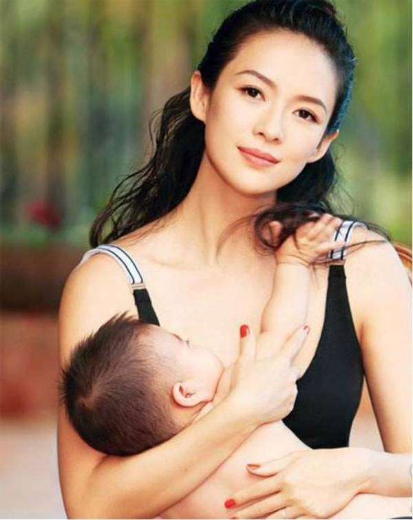 杨幂和baby谁当妈更称职?看她们抱娃姿势(图)