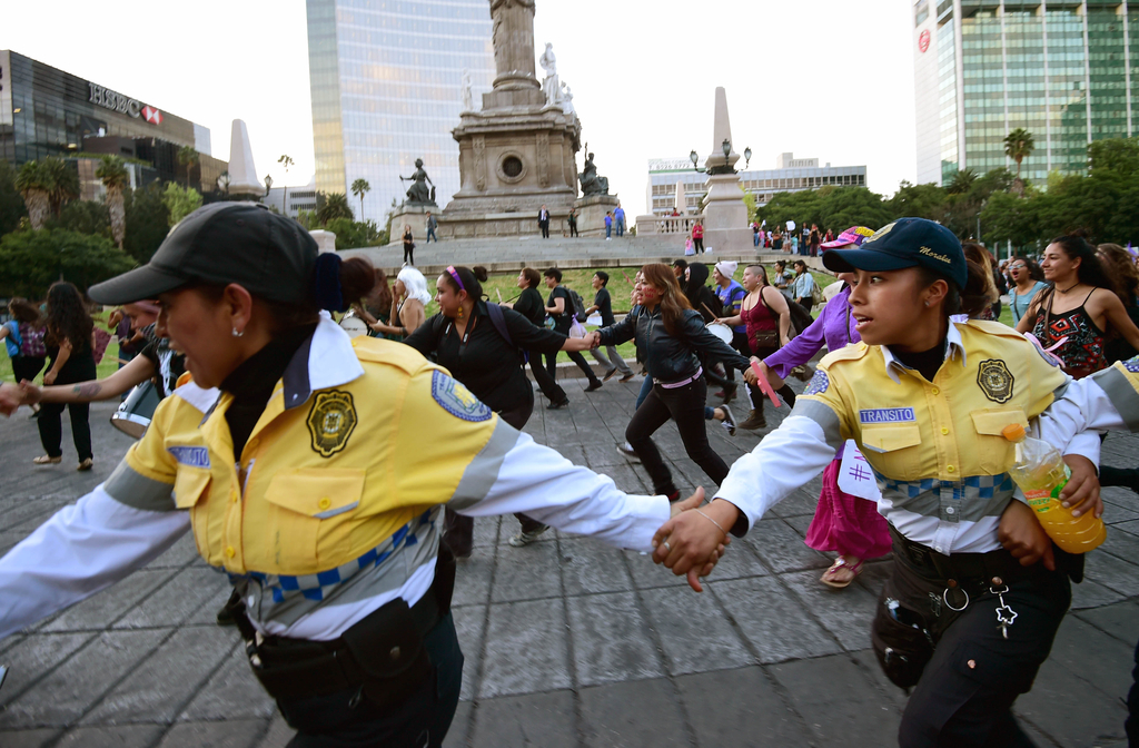 当地时间2016年10月19日，墨西哥墨西哥城，妇女抗议针对女性暴力行为。10月8日，阿根廷一名16岁少女放学路上被三名男子掳走，最终被迫害致死。女性主义政治行动意在挑战诸如生育权、堕胎权、教育权、家庭暴力、孕妇留职（maternity leave）、薪资平等、投票权、性骚扰、性别歧视与性暴力等等议题。女性主义探究的主题则包括歧视、刻板印象、物化（尤其是关于性的物化）、身体、家务分配、压迫与父权。