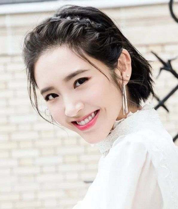 短发的赵丽颖周冬雨不烫不染,发型依然多变的