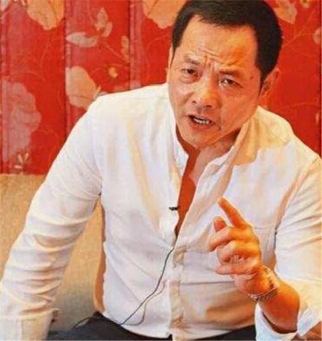 身价百亿,后台连向华强都害怕,今44岁开劳斯莱