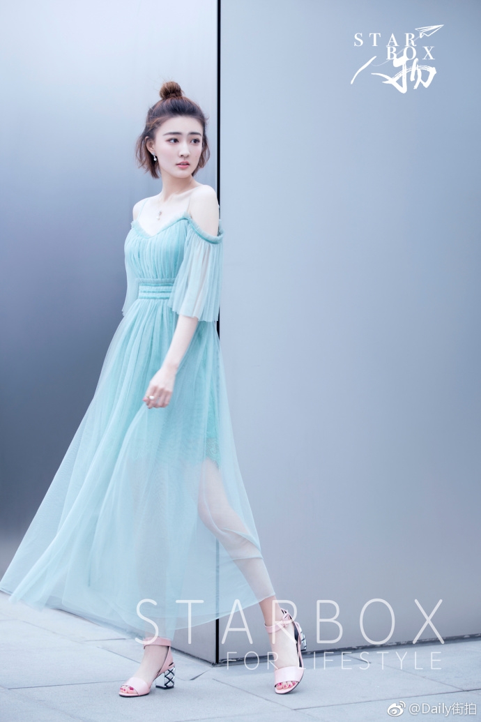 徐璐湖蓝色薄纱透视裙小露香肩 清新又仙气