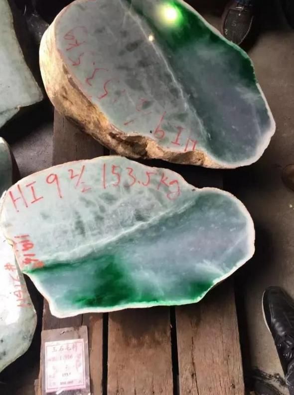 翡翠原石一刀200亿!帝王绿原石12亿!看一刀暴