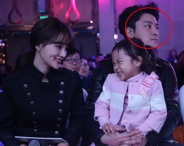 贾乃亮李小璐和甜馨现身,李小璐讨好老公,却遭