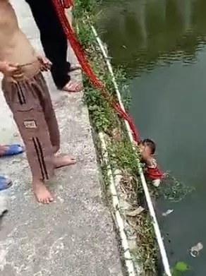 养母因对生活不满将女儿吊池塘浸泡