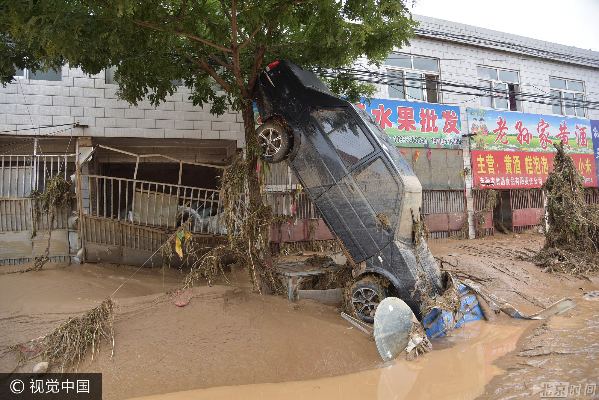陕西绥德遇大暴雨县城被淹 车被冲上树