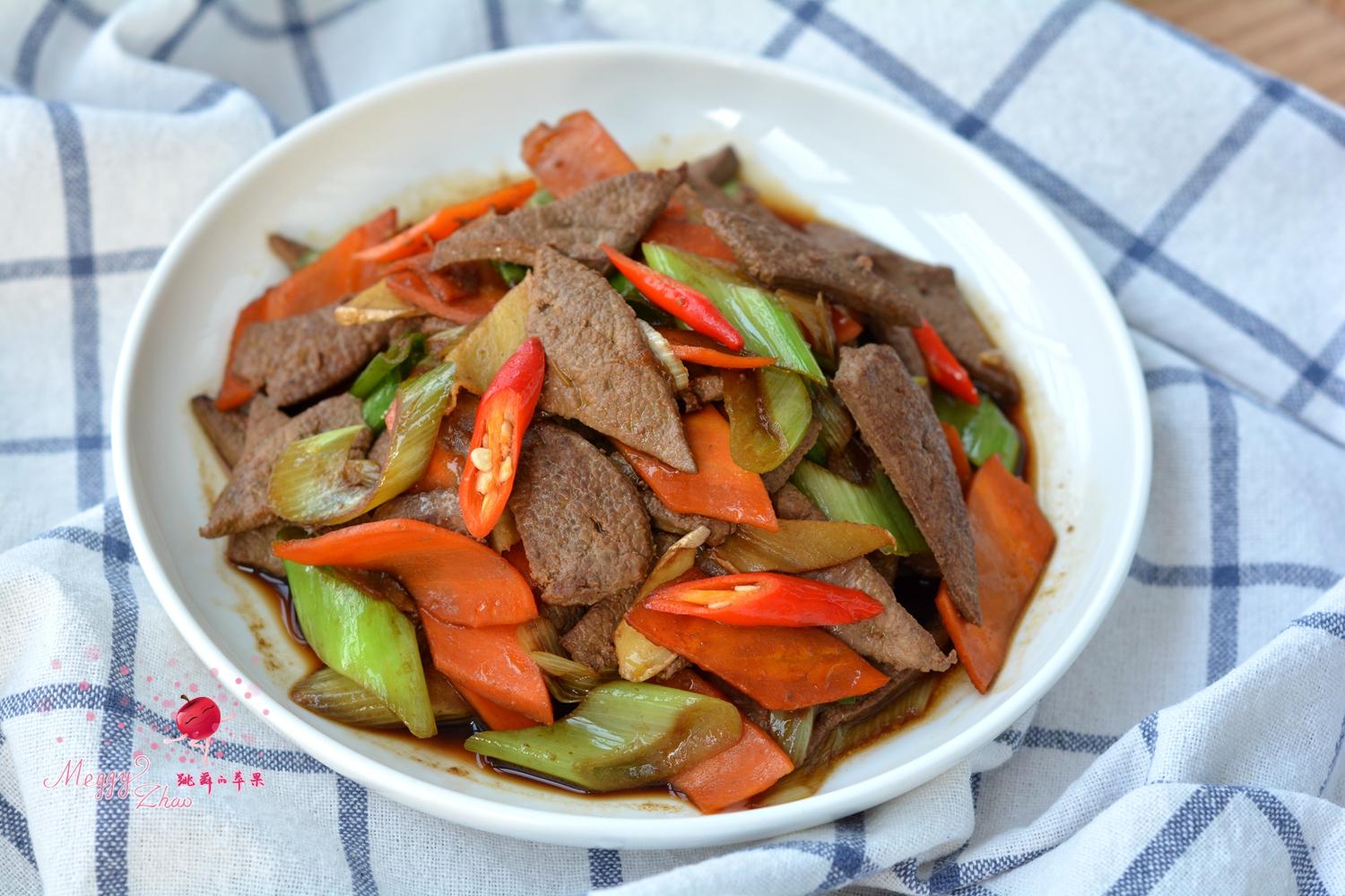 将猪肝,小米辣倒入锅中,翻炒几下; 7.