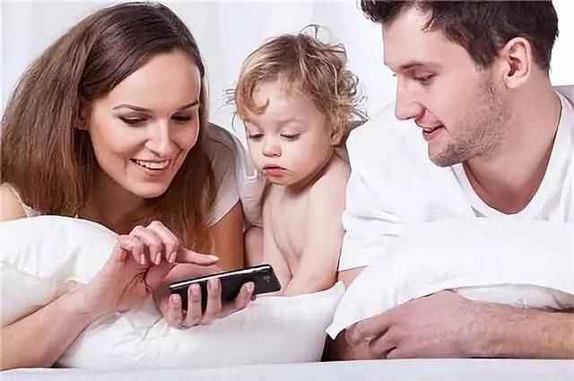 别让手机影响你和孩子的亲子关系