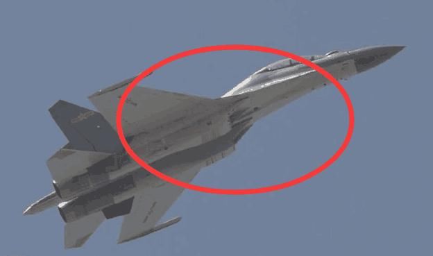 中国歼16D显露真容,作战半径达2000公里,美军