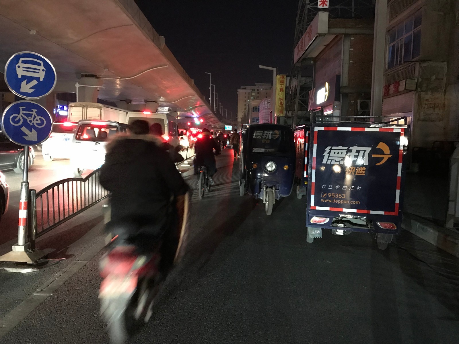 德邦物流非法占道 行人被迫穿梭机动车道