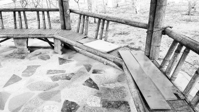 护栏断裂 路灯失明 座椅破损 俩小公园设施损坏盼修 护栏断裂 路灯失明 座椅破损 俩小公园设施损坏盼修