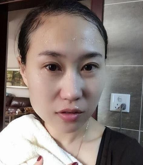 吃完火龙果的皮留着,捣碎加一物睡前抹脸,祛斑