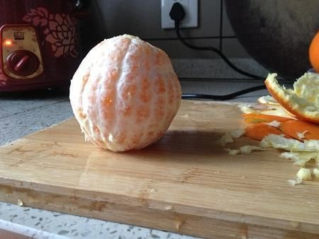 橙子用刀切手剥?水果店老板教你1招,一分钟轻