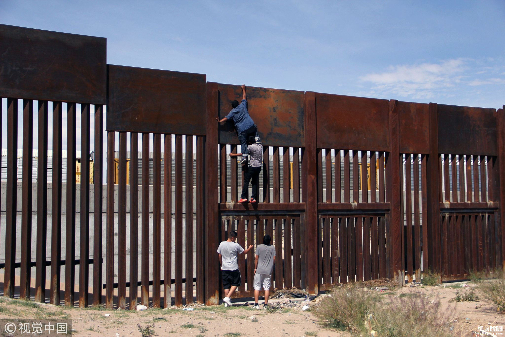 墨西哥男子挑战特朗普边境墙 叠罗汉翻墙进美
