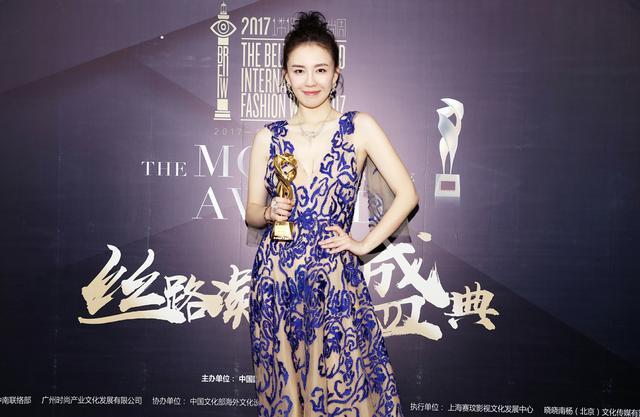 吕佳容时尚盛典化身“蓝精灵” 获最具潜力女演员奖(图10)