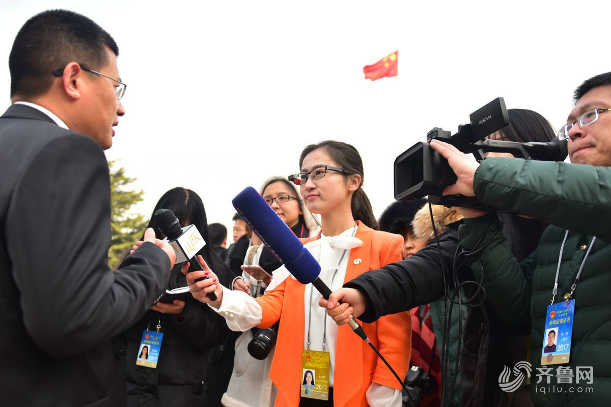 两会出镜女记者:颜值背后有担当
