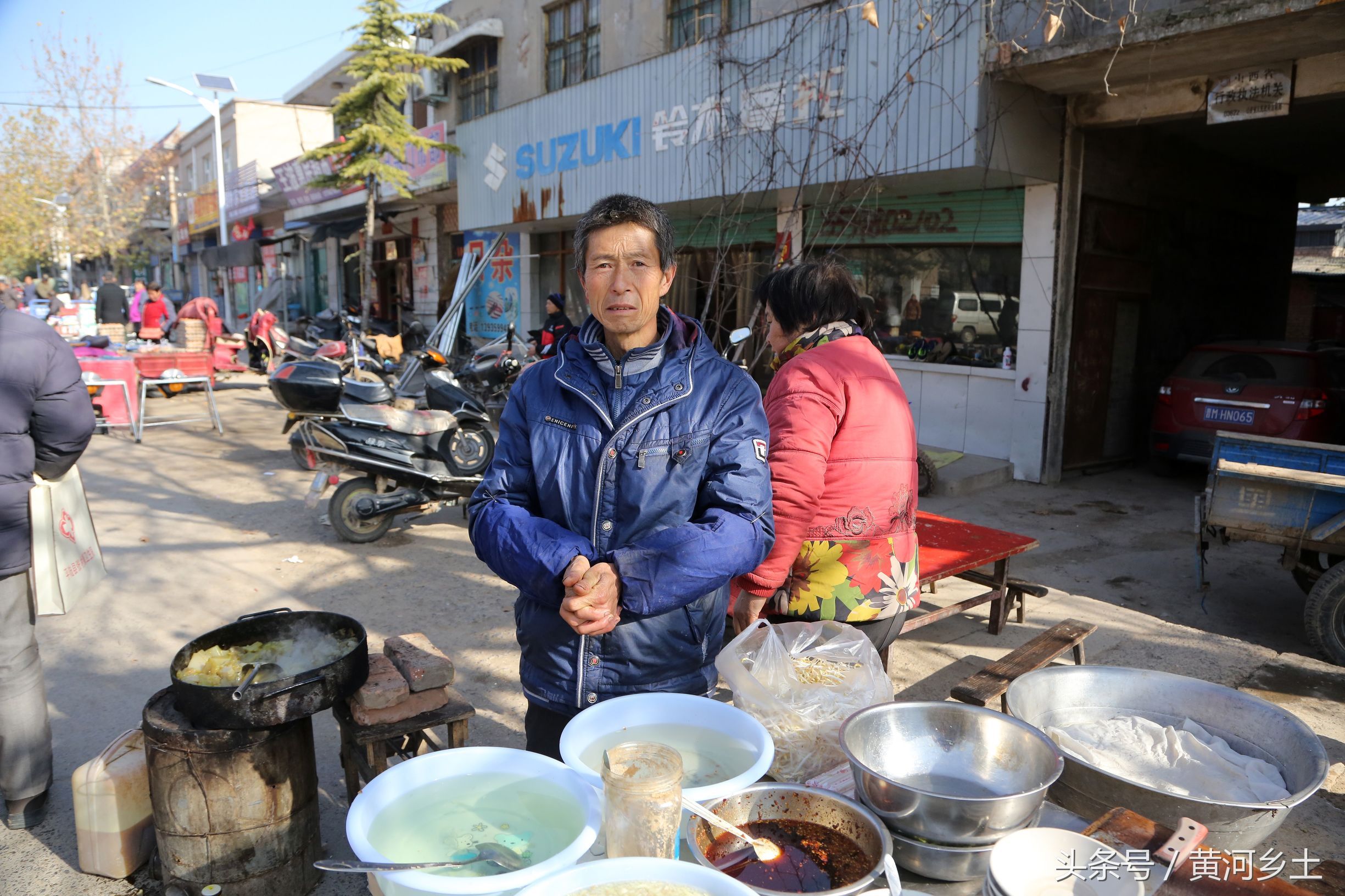 這種接地氣的農村美食只有在集市上才能吃到 老人小孩都好這口