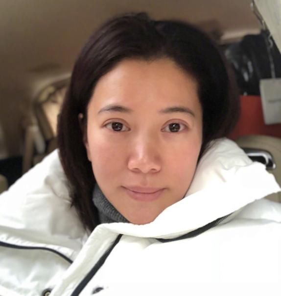 袁咏仪12岁儿子张慕童又帅了,网友:小伙子瘦得