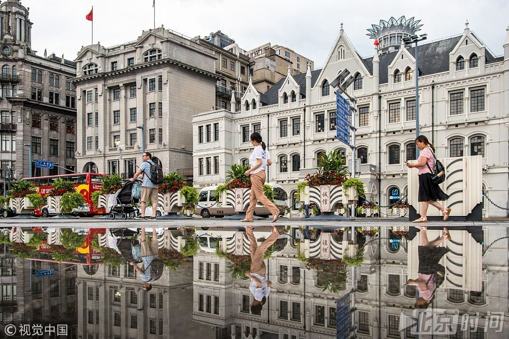 上海大雨初停 外滩倒影清丽好似水彩画 上海大雨初停 外滩倒影清丽好似水彩画