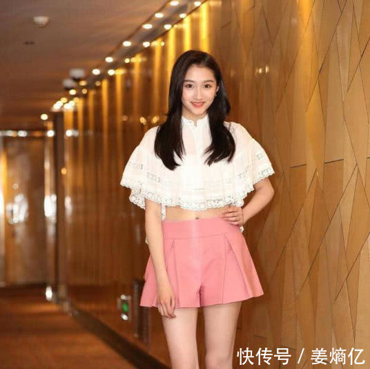 关晓彤一身超短百褶裙化身足球宝贝!网友这腿