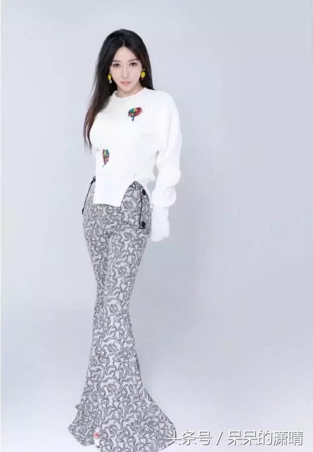 柳岩身材火辣穿着如此性感暴露还敢弯腰!转过