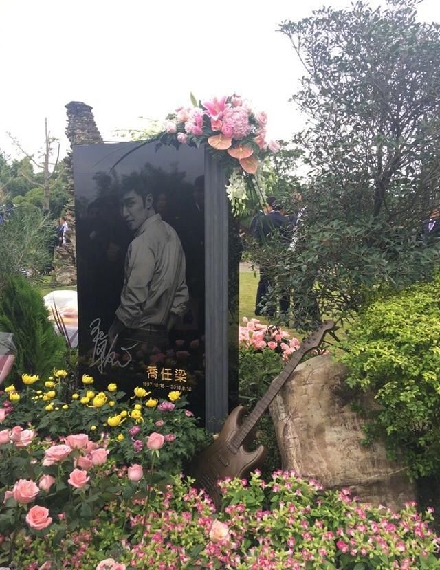 乔任梁墓和姚贝娜墓,墓地境遇相同设计新颖,但