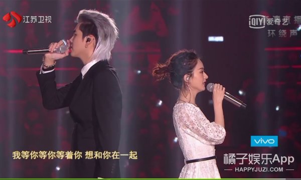 贾乃亮李小璐合唱、吴亦凡赵丽颖拥抱,昨晚跨