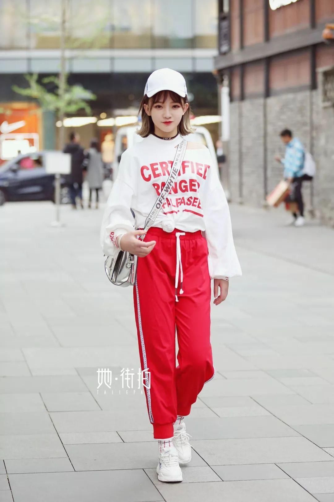 上海南京路街拍 最火校服裤,特别流行