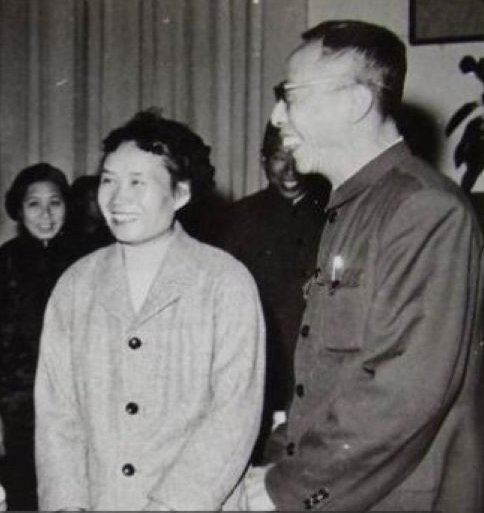 溥仪晚年回故宫被要求买门票,坐在龙椅上说了