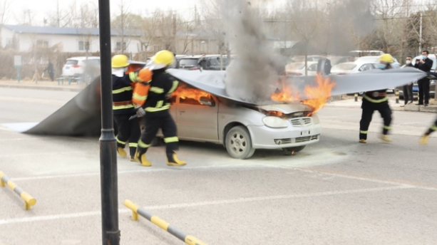 超大型灭火毯亮相昌平!厚度仅1毫米,火舌瞬间被压制 超大型灭火毯亮相昌平!厚度仅1毫米,火舌瞬间被压制