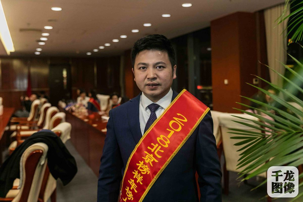 这是一间亮着"长明灯"的屋子,办公室的主人程刚,是北京康立生医药技术