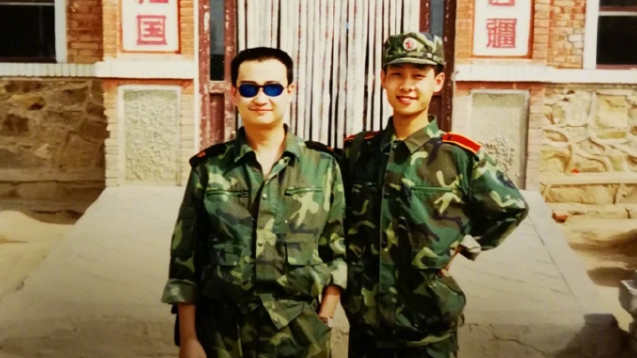 《士兵突击》“三男神”致敬战士，原来他们早与“军”字结缘