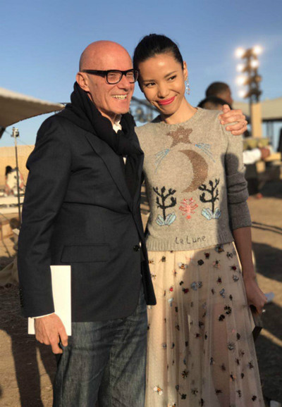 时尚博主linda穿衣搭配示范 针织衫 纱裙气场十足