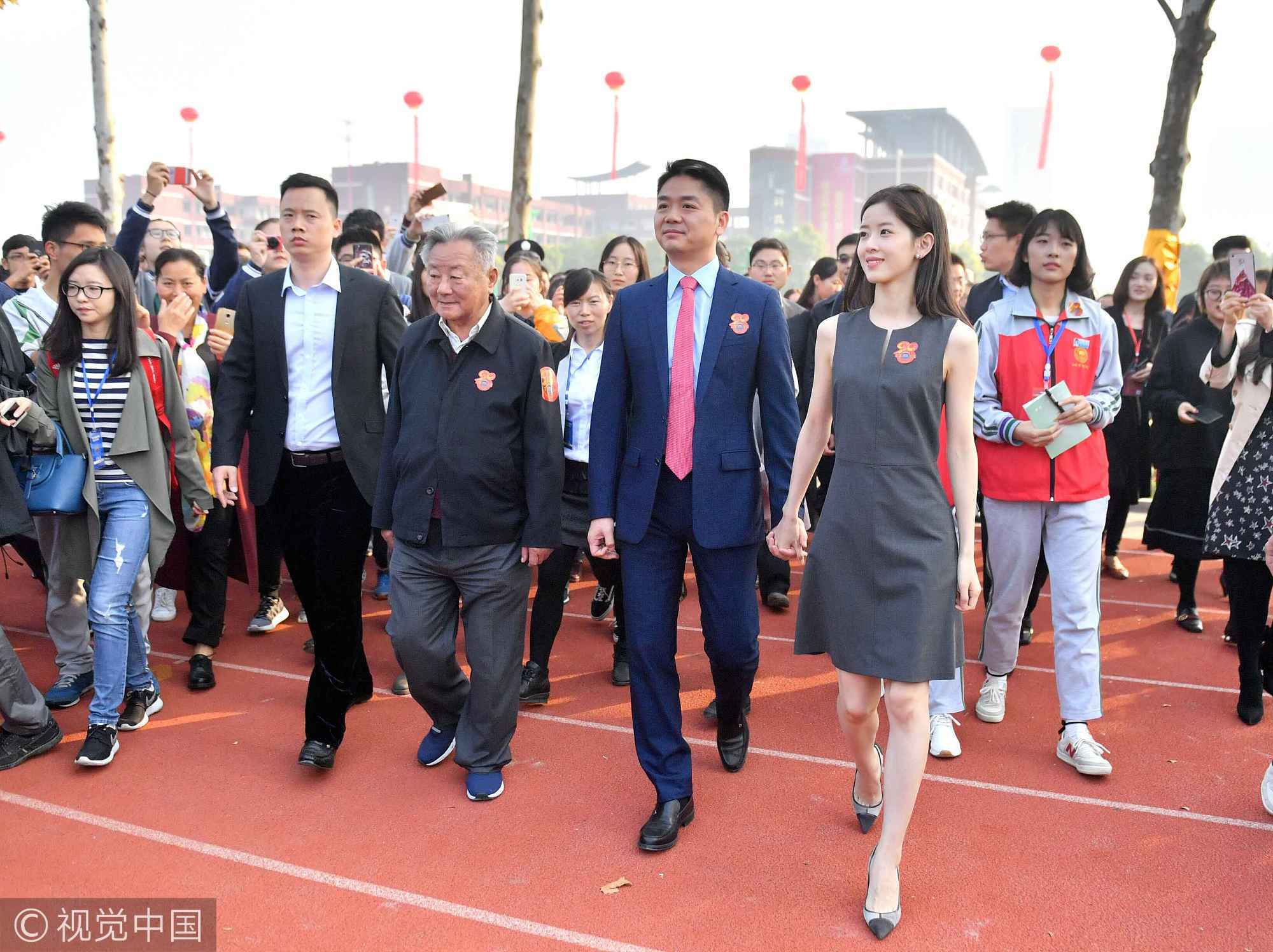 刘强东携妻子章泽天参加母校校庆 十指紧扣撒狗粮春风满面 刘强东携妻子章泽天参加母校校庆 十指紧扣撒狗粮春风满面