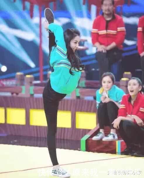 迪丽热巴一字马秀大长腿,赵丽颖的脚怎么了