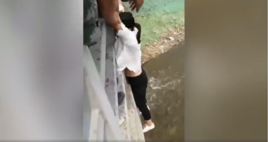 5元车费扔下70元 的哥生死瞬间挽救女孩!