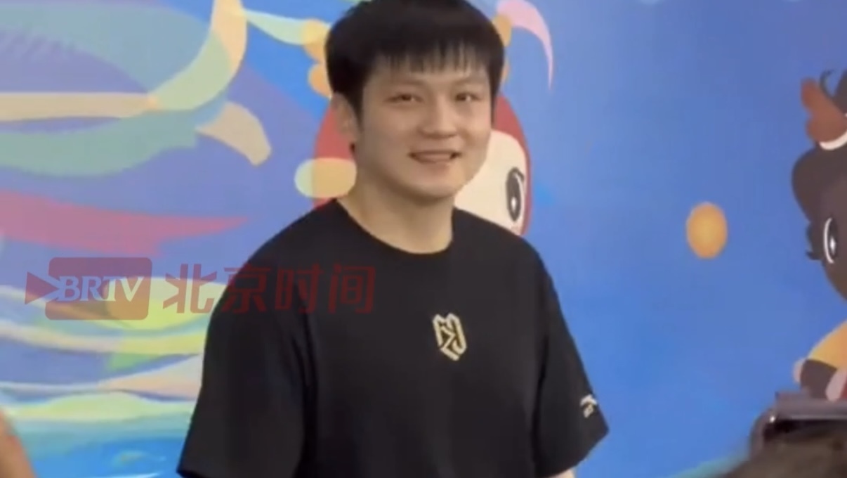 樊振东现身上海线下活动与球迷切磋球技