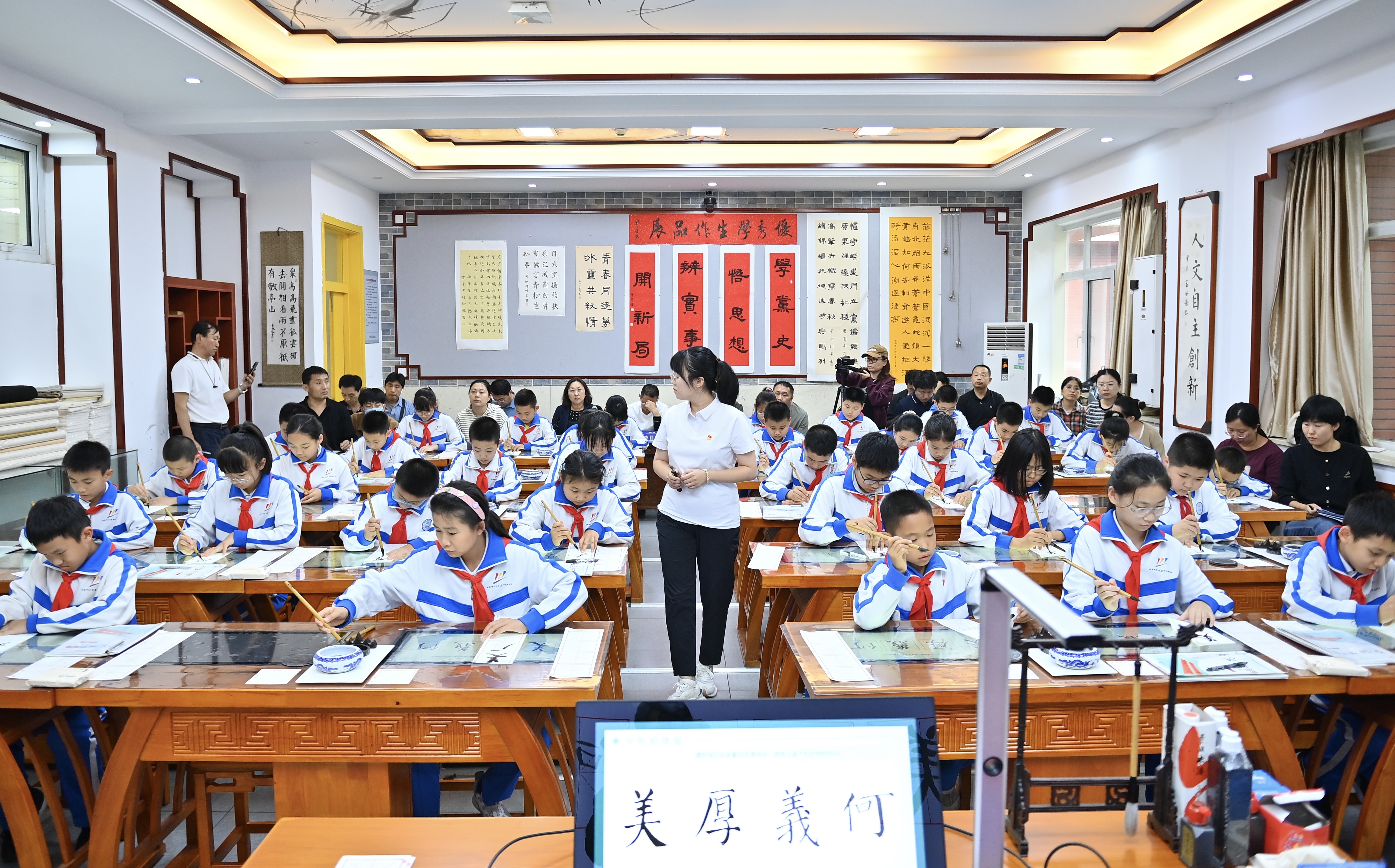 数智启未来——GenAI重塑北京基础教育教学现场会在举行 数智启未来——GenAI重塑北京基础教育教学现场会在举行