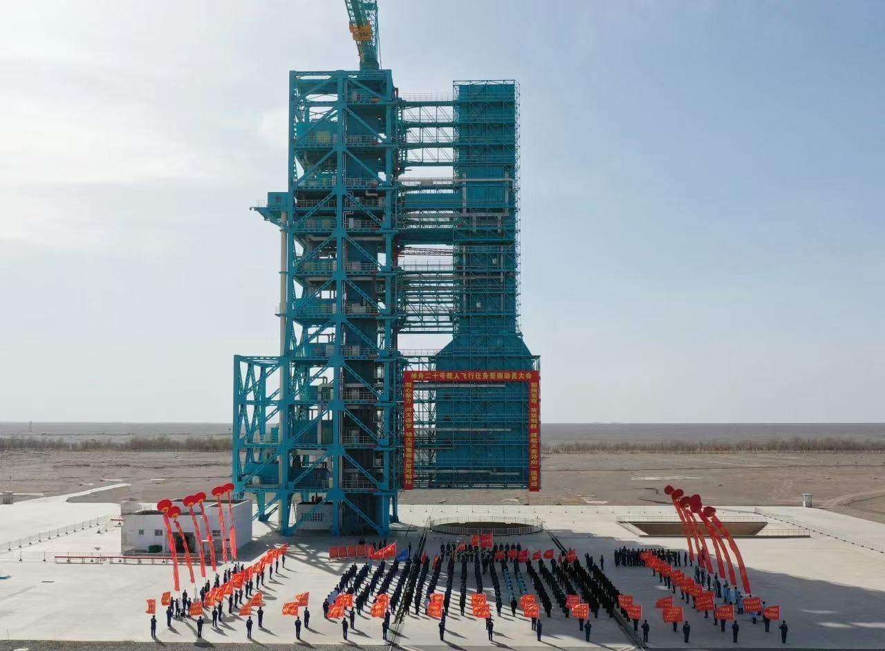 神舟二十号船箭组合体转运至发射区计划近日择机实施发射 神舟二十号船箭组合体转运至发射区计划近日择机实施发射