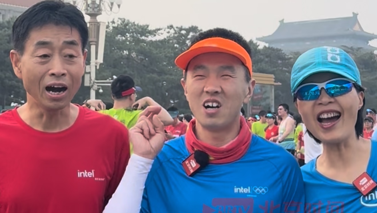 北京半程马拉松视障选手在领跑员与陪跑员带领下鸣枪起跑 北京半程马拉松视障选手在领跑员与陪跑员带领下鸣枪起跑