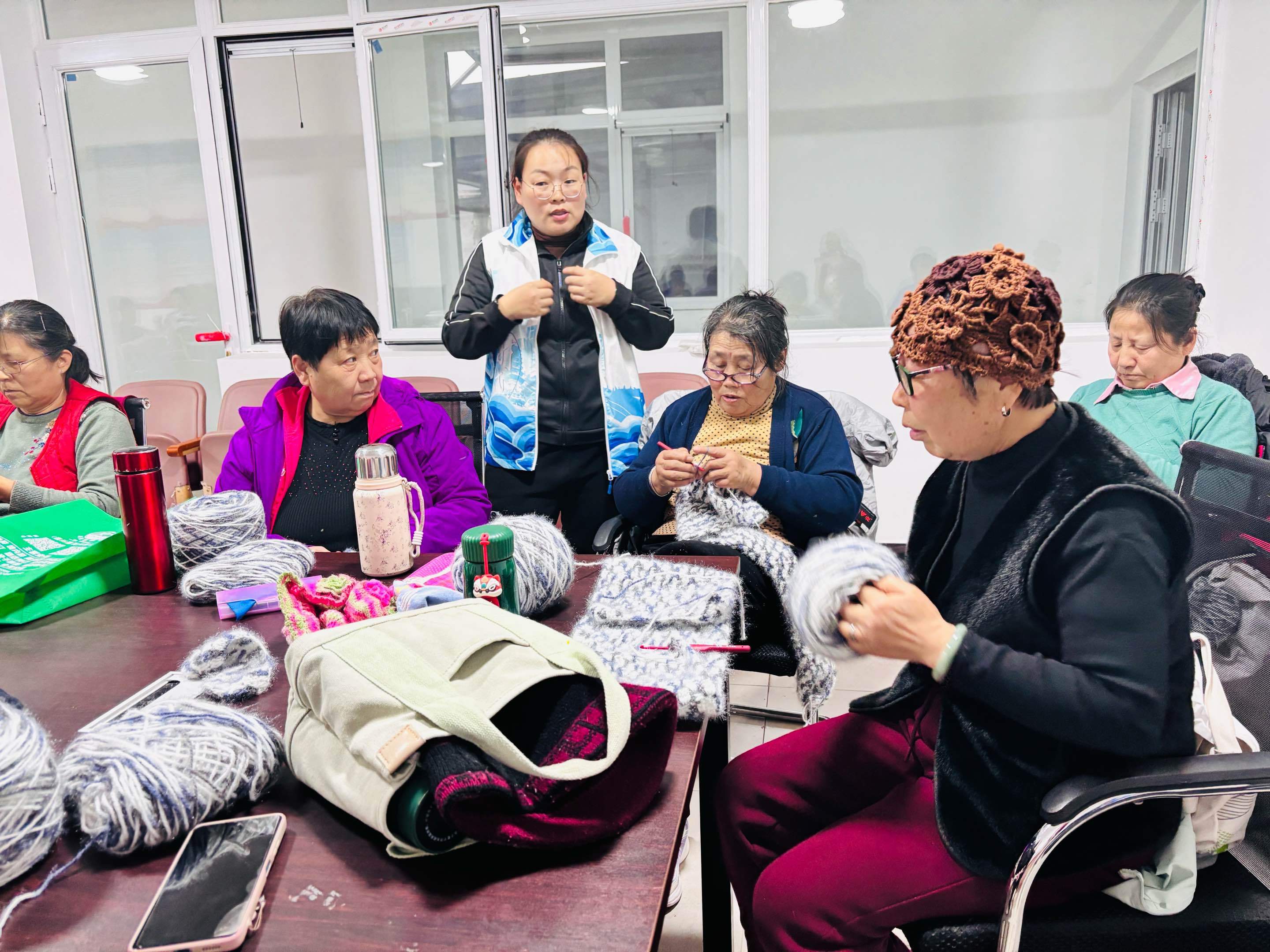 学钩织、做公益!岔道村多彩课堂让“陌邻”成“亲人” 学钩织、做公益!岔道村多彩课堂让“陌邻”成“亲人”