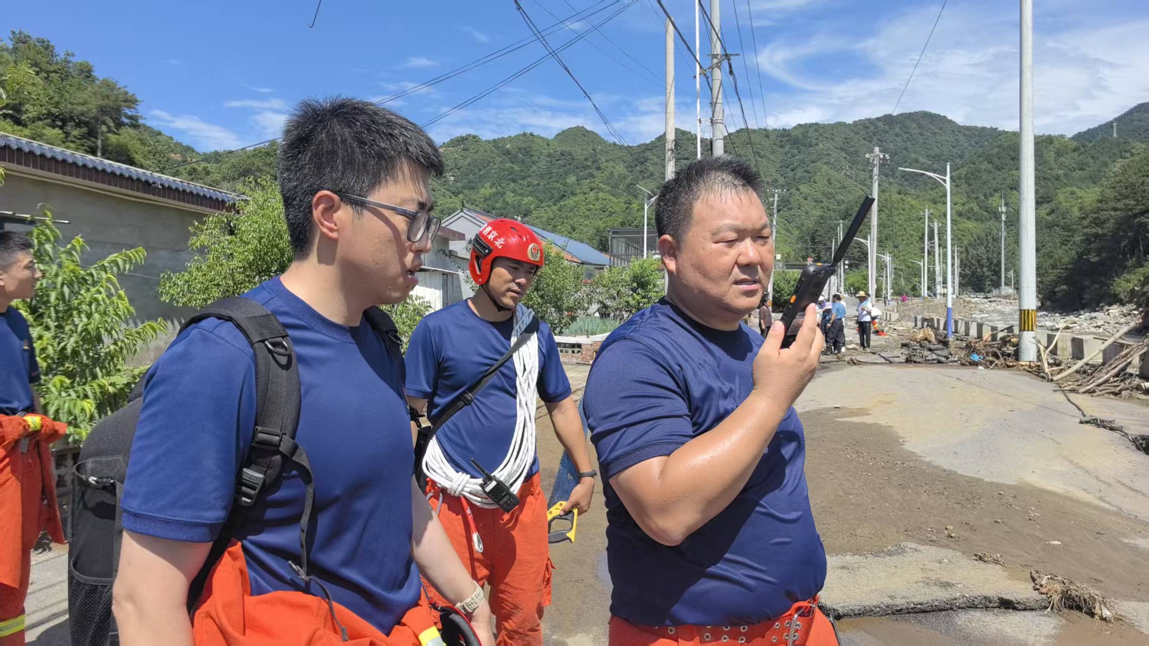 无人机、卫星电话等应急通信设备成救援“利器” 无人机、卫星电话等应急通信设备成救援“利器”