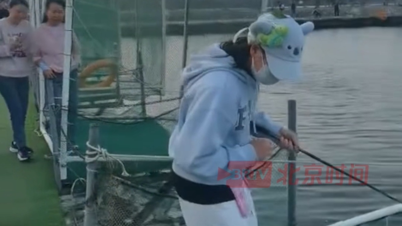 全红婵老家湛江过年在滨湖湾海钓场钓鱼 全红婵老家湛江过年在滨湖湾海钓场钓鱼