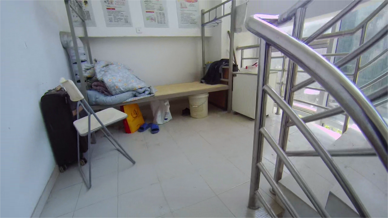 楼梯间堆放杂物设置床铺?!罚 楼梯间堆放杂物设置床铺?!罚