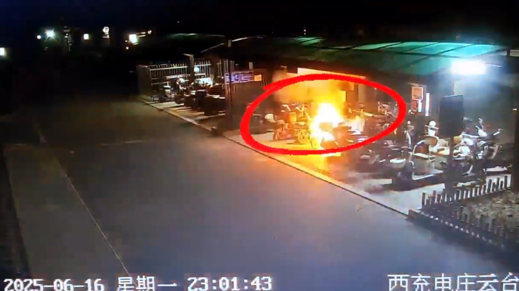 突发！北京朝阳区一小区内电动自行车深夜爆燃