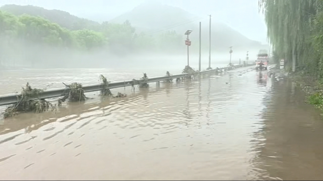 强降雨致北京怀柔多条国道路段受损 双向封闭紧急抢修中