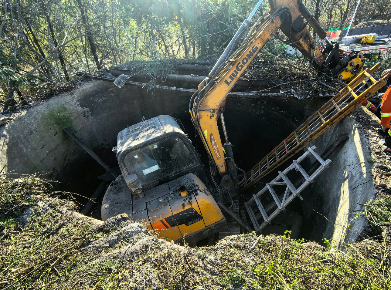 挖掘机坠井司机被困,怀柔消防紧急救援 挖掘机坠井司机被困,怀柔消防紧急救援